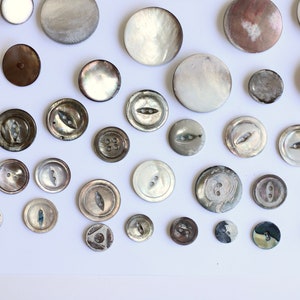 113 antieke en vintage Smokey MOP en Abalone Shell-knoppen gesneden sets messing schachten afbeelding 6