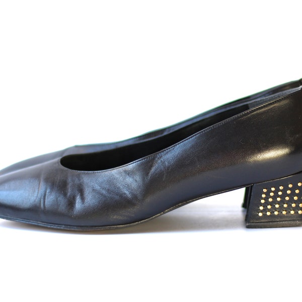 1980s Stuart Weitzman Gold Stud Low Heel Black Leather Vintage Pumps - Women’s Shoe Size 7.5