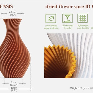 Pu&ograve; includere: Un vaso marrone stampato in 3D con un design a spirale. Il vaso &egrave; alto 20 cm e largo 12 cm. &Egrave; realizzato in plastica organica a base vegetale ed &egrave; biodegradabile al 100%.