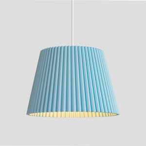 Puede incluir: Pantalla de lámpara azul claro en forma de cono, con detalles de estrías verticales. Cuelga de un cable blanco y tiene un interior de color claro. Diseño moderno y minimalista, adecuado para varios estilos de interior.