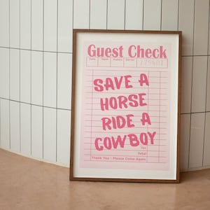 Impresión "Save A Horse Ride A Cowboy", arte de pared de vaquera, decoración de vaquera costera, impresión de cheque de invitado, pósteres de moda, póster rosa, arte para dormitorios universitarios