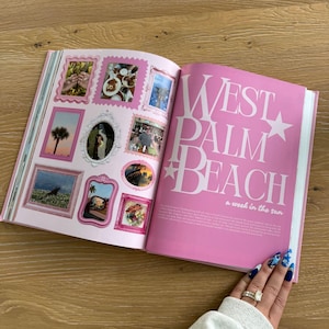 Pu&ograve; includere: Un libro aperto con pagine rosa che presenta un collage di piccole fotografie incorniciate a sinistra e il testo bianco "WEST PALM BEACH a week in the sun" a destra. Le foto mostrano varie scene tra cui palme, cibo e paesaggi.