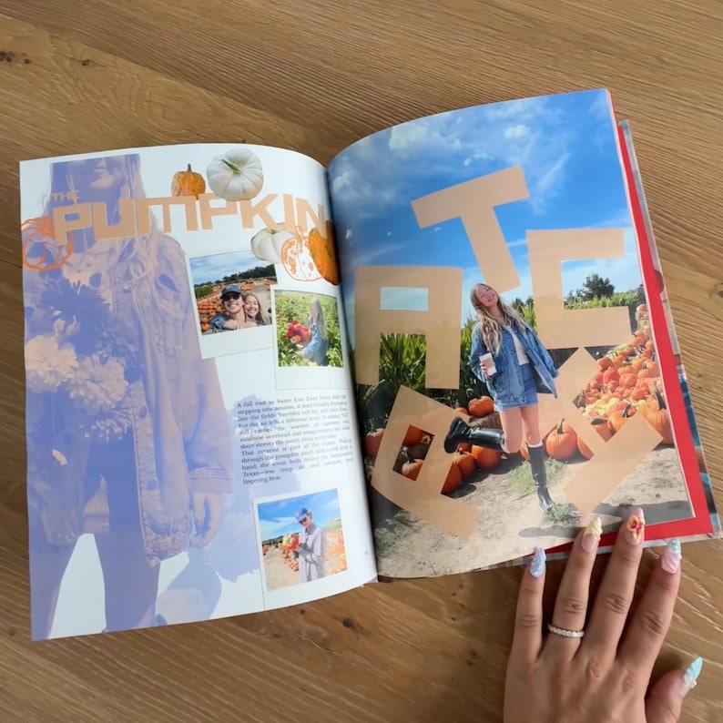 Op de afbeelding: Een open boek met een collage van foto's van een pompoenveld. De linkerpagina toont de tekst THE PUMPKIN, terwijl de rechterpagina grote uitgesneden letters bevat die een woord vormen over een foto van een persoon.