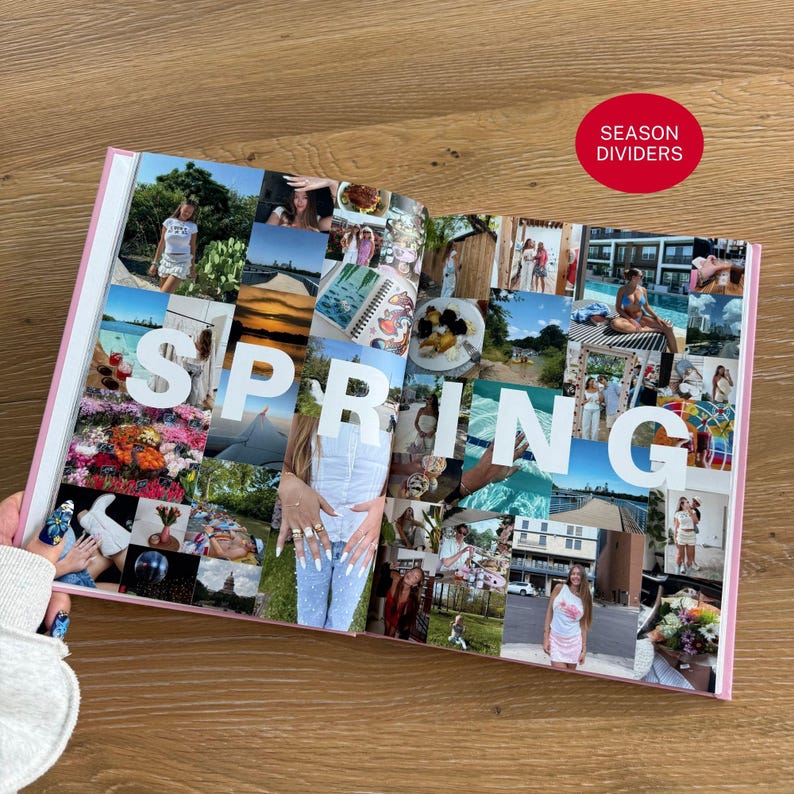 Pu&ograve; includere: Un libro fotografico aperto su una doppia pagina che presenta un collage di varie fotografie. La parola SPRING &egrave; stampata in grandi lettere maiuscole bianche al centro delle pagine. Un adesivo circolare rosso nell'angolo in alto a destra riporta SEASON DIVIDERS.