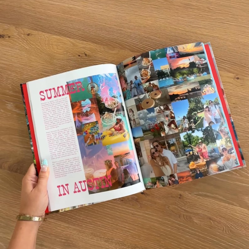 Op de afbeelding: Een open fotoboek met een collage van diverse zomerse kiekjes op de rechterpagina en de tekst "SUMMER IN AUSTIN" in dikke roze letters op de linkerpagina. De pagina's bevatten talloze kleine kleurenfoto's van mensen en verschillende sc&egrave;nes.
