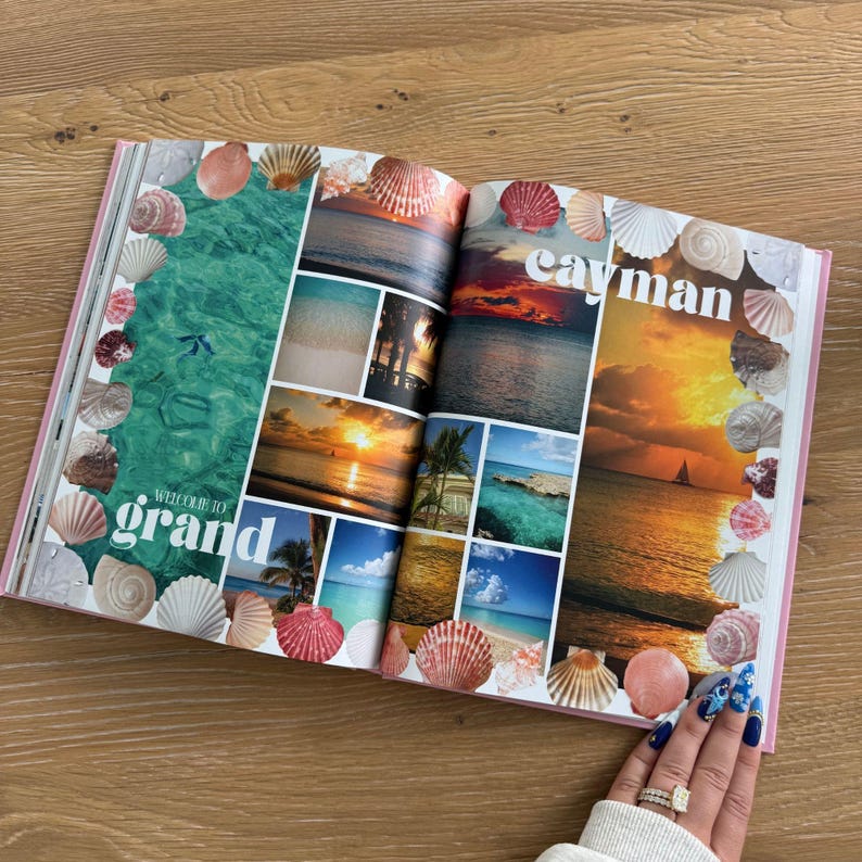 Pu&ograve; includere: Un libro fotografico aperto che presenta un collage di scene dell'isola di Grand Cayman, tra cui acque turchesi, tramonti e palme. Le pagine sono decorate con varie illustrazioni di conchiglie e il testo bianco Welcome to Grand Cayman.