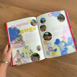 Op de afbeelding: Een opengeklapte plakboekpagina met de titel Floating The River en de tekst Summer, voorzien van meerdere ronde foto's van mensen die tuben op een rivier, kleurrijke grafische illustraties en gedrukte tekstparagrafen op witte pagina's.