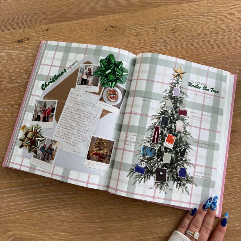 Pu&ograve; includere: Un album aperto con uno sfondo a quadri verde chiaro e bianco. La pagina sinistra presenta una lettera a Babbo Natale, foto e un fiocco verde. La pagina destra mostra un'illustrazione di un albero di Natale decorata con immagini.