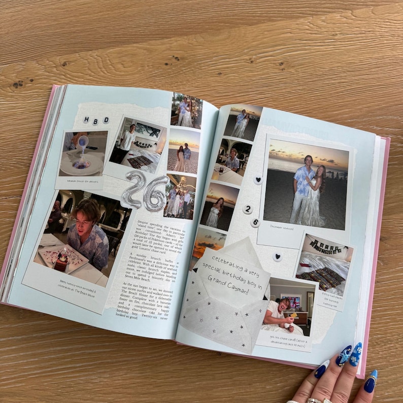 Pu&ograve; includere: Un album di ritagli aperto con diverse fotografie, testo scritto a mano ed elementi decorativi. Le pagine mostrano i ricordi di una festa per il 26&deg; compleanno, incluse immagini di una persona, un tramonto sulla spiaggia e una nota che dice celebrating a very special birthday boy in Grand Cayman.