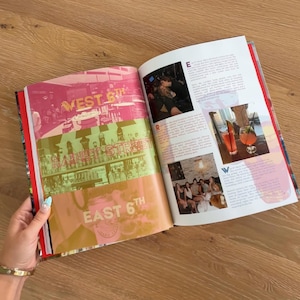 Op de afbeelding: Een open boek met een pagina met drie horizontale kleurvlakken met de labels West 6th, Rainey Street en East 6th. De tegenoverliggende pagina bevat gedrukte tekst en drie foto's met sociale sc&egrave;nes, waaronder mensen en cocktails.
