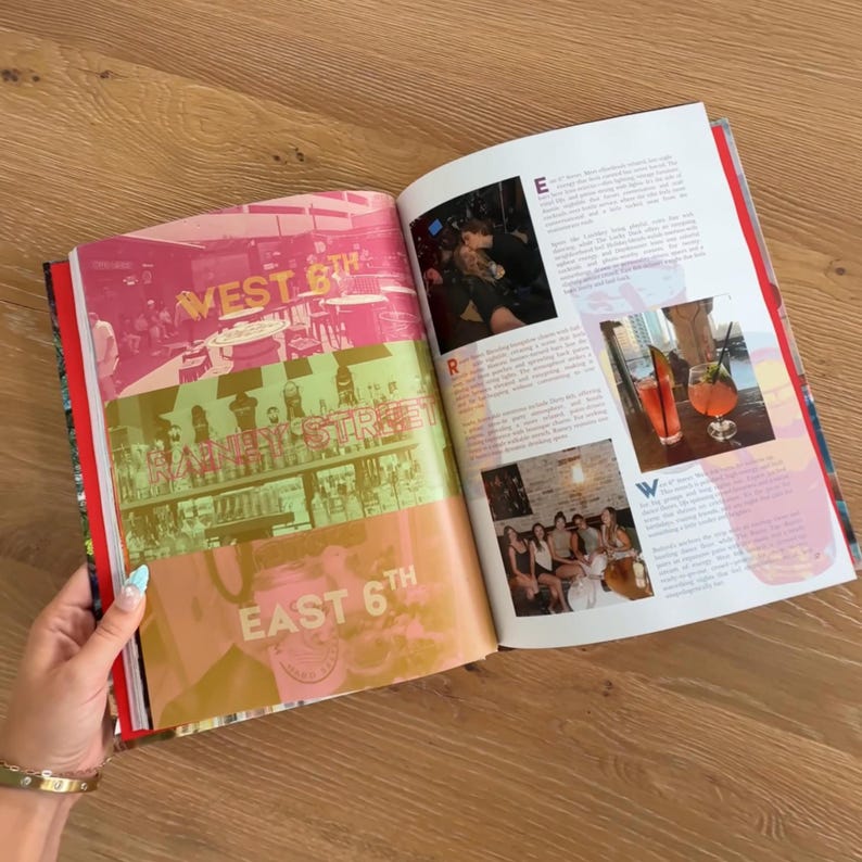 Op de afbeelding: Een open boek met een pagina met drie horizontale kleurvlakken met de labels West 6th, Rainey Street en East 6th. De tegenoverliggende pagina bevat gedrukte tekst en drie foto's met sociale sc&egrave;nes, waaronder mensen en cocktails.