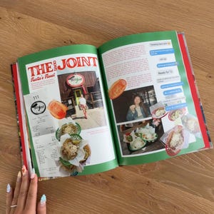 Op de afbeelding: Een open boek met groene pagina's met een collage over The Taco Joint in Austin. De lay-out bevat foto's van de buitenkant van het restaurant, eten in rode mandjes, een kassabon en een reeks blauwe tekstballonnen aan de rechterkant.