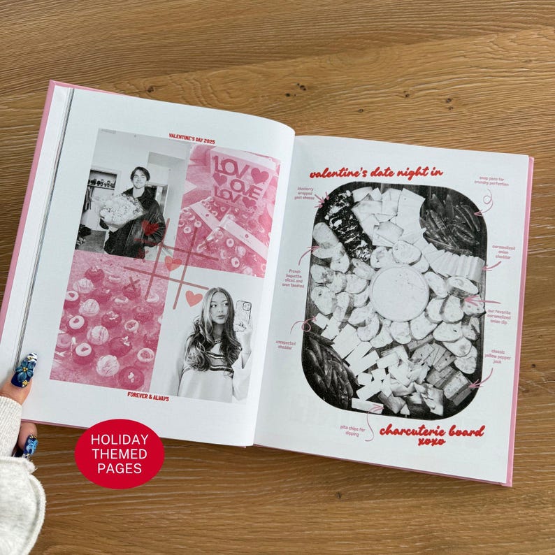 Pu&ograve; includere: Un album aperto con pagine bianche che presenta foto colorate di rosa di una persona, cupcake e una scatola regalo sulla sinistra. La pagina destra mostra un'immagine in bianco e nero di un tagliere di salumi con etichette rosse Valentine's date night in.
