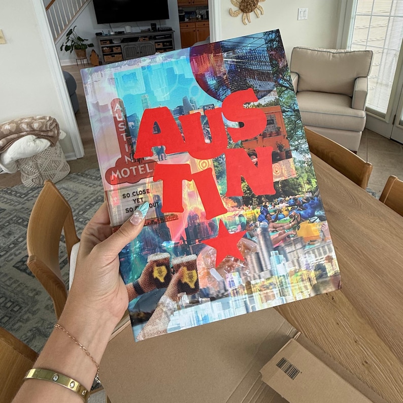 Op de afbeelding: Een hardcover boek met de titel AUSTIN in grote rode letters en een ster op de kaft. De kaft bevat een collage van stadsgezichten, waaronder een motelbord, een skyline en twee handen die drankjes vasthouden met labels in de vorm van Texas.