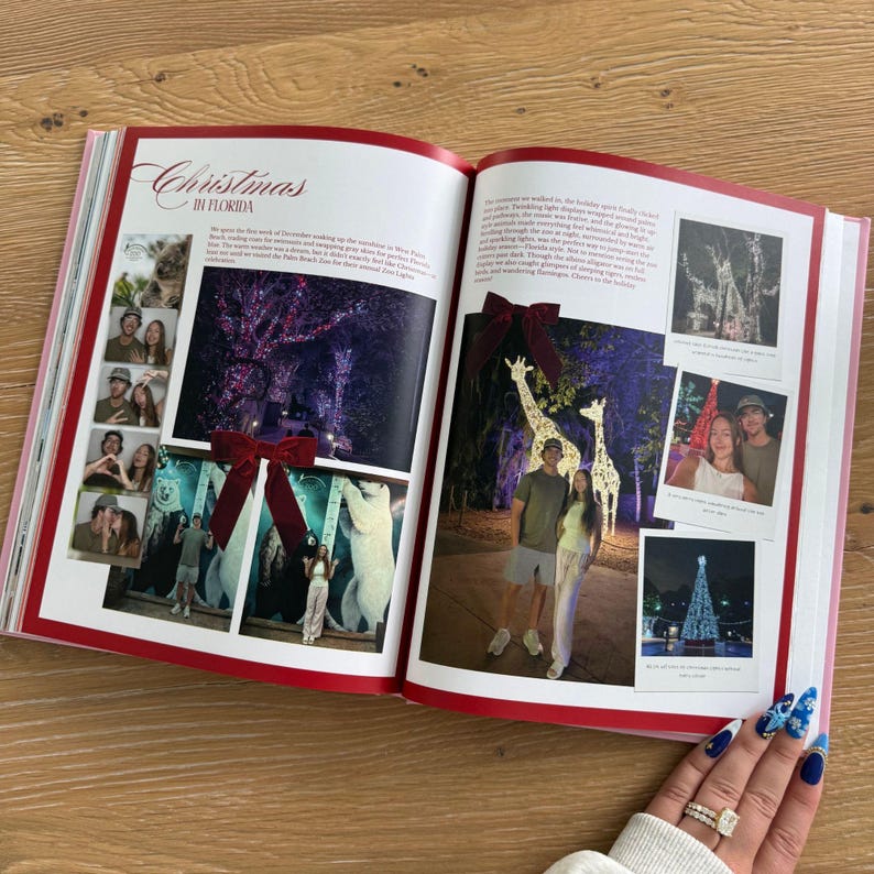 Pu&ograve; includere: Un libro fotografico aperto intitolato Christmas in Florida che presenta diverse pagine di fotografie stampate. Le pagine mostrano vari scatti di persone, sculture di animali illuminate e decorazioni luminose natalizie, con fiocchi rossi decorativi.