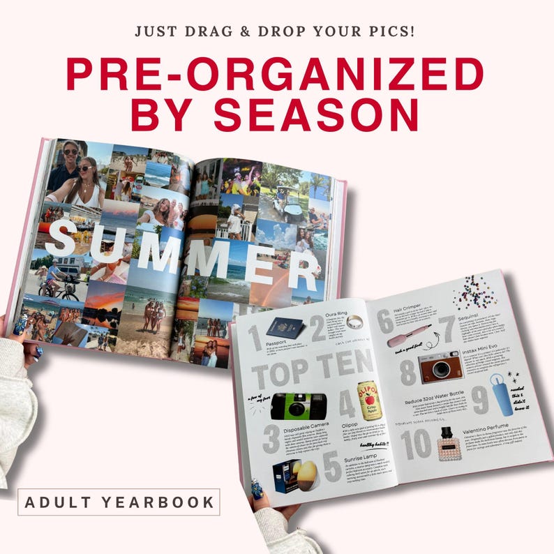 Pu&ograve; includere: Un libro fotografico aperto intitolato Adult Yearbook con un collage di foto di vacanze estive sulla pagina sinistra e un elenco numerato dei dieci migliori articoli tra cui passaporto, anello, fotocamera, bibita e lampada.