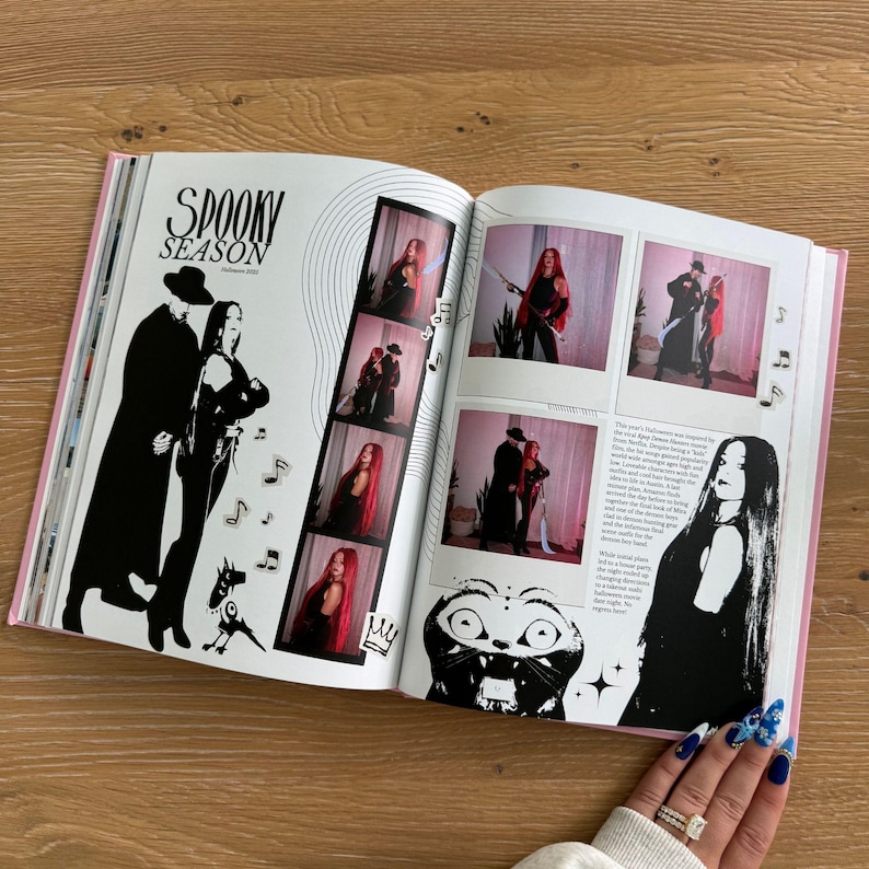 Pu&ograve; includere: Un libro aperto che mostra una pagina intitolata SPOOKY SEASON con illustrazioni in bianco e nero di due figure, note musicali e un muso di gatto. La pagina include una striscia verticale di quattro foto e due foto quadrate in stile polaroid.