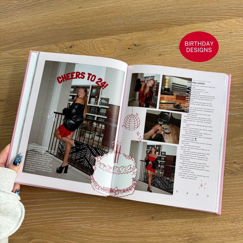 Pu&ograve; includere: Un libro fotografico aperto con pagine bianche che mostra diverse fotografie di una persona con un vestito rosso e una giacca nera. Il testo "CHEERS TO 24!" &egrave; stampato in rosso sulla pagina sinistra, accanto a un disegno al tratto rosso di una torta.