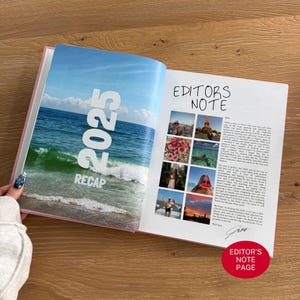 Pu&ograve; includere: Un libro fotografico aperto che presenta sulla pagina sinistra un'immagine di un'onda oceanica blu con il testo bianco 2025 RECAP. La pagina destra mostra il titolo EDITORS NOTE, una griglia di otto piccole foto a colori, un testo e una firma.