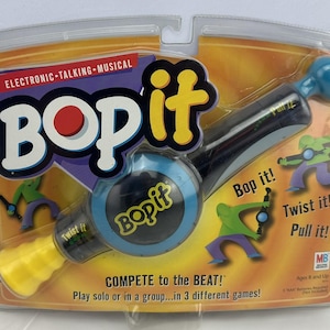 2001 Bop It Handheld Game by Hasbro Brand New Sealed FREE SHIPPING