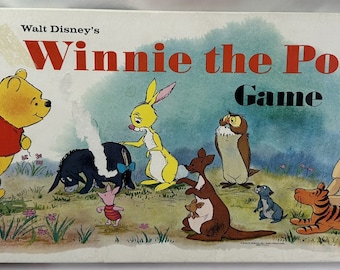 Puede incluir: Caja de juego vintage de Winnie the Pooh de Walt Disney. La caja presenta ilustraciones de Winnie the Pooh, Piglet, Eeyore, Tigger y otros personajes. El título "Winnie the Pooh Game" está impreso en rojo.