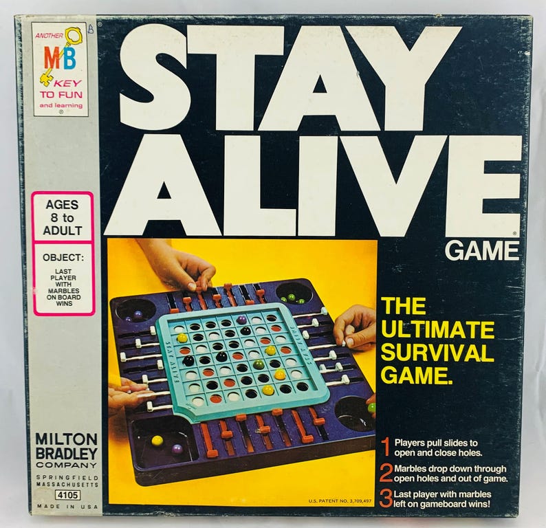 Pode incluir: Jogo de tabuleiro vintage "Stay Alive" da Milton Bradley. A caixa &eacute; azul escuro com o t&iacute;tulo do jogo em letras brancas grandes. O tabuleiro &eacute; vis&iacute;vel, com uma grelha, bolas de gude e mecanismos deslizantes. Para maiores de 8 anos.