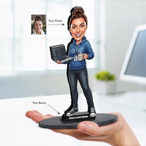 Regalo personalizzato per ingegnere informatico donna / Caricatura personalizzata di uno sviluppatore di programmazione dalla tua foto / Figurina, magnete, portachiavi e ciondolo per auto