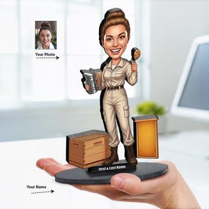 Bienenhaus-Leiterin Geschenk | Custom Honigbienen Farm Trophäe | Kundenspezifische Figur, Magnet, Schlüsselanhänger & Autoanhänger