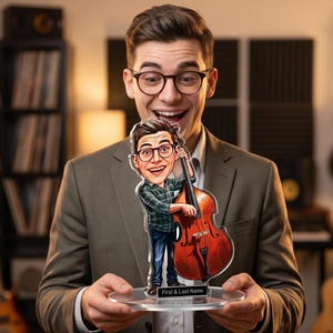 Pode incluir: Uma caricatura personalizada em acrílico de um homem segurando um contrabaixo. A figura de desenho animado usa óculos, uma camisa xadrez e jeans azuis. A base da figura tem o texto "First & Last Name" em uma base redonda transparente. O fundo inclui um homem de óculos e terno.