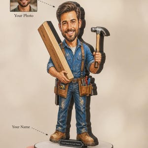 Peut inclure: Une figurine bobblehead personnalisée représentant un charpentier souriant vêtu d'une chemise en jean bleu, d'un jean bleu avec bretelles et de bottes de travail marron. La figurine tient une planche en bois et un marteau sur un socle.