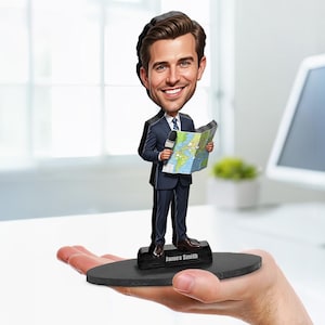 Personalisierte Meteorologie Präsentator Geschenk für Männer - kundenspezifische Karikaturfigur, Magnet, Schlüsselanhänger & Autoanhänger - Porträt von Ihrem Foto