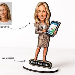 Può includere: Una statuetta caricaturale personalizzata di un professionista biondo in completo beige, che tiene in mano un tablet con un grafico delle vendite e una freccia rossa verso l'alto. La figura poggia su una base nera con il testo First & Last Name in bianco.