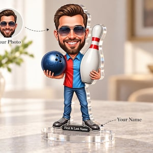Pode incluir: Uma figura bobblehead de acrílico personalizada apresentando uma pessoa estilo desenho animado com barba e óculos de sol, vestindo uma camisa vermelha e azul e calça jeans azul. A figura segura uma bola de boliche azul e um pino branco.