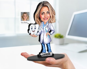 Pode incluir: Uma figura bobblehead personalizada com a caricatura de uma pessoa de cabelo loiro vestindo um jaleco branco e calças azuis, segurando um dente de desenho animado e uma escova de dentes azul sobre uma base preta Isabella Brooks.
