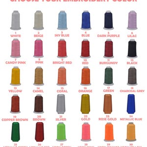 Op de afbeelding: Een kleurenkaart met de titel CHOOSE YOUR EMBROIDERY COLOR met dertig genummerde klossen garen in verschillende tinten, waaronder wit, beige, hemelsblauw, blauw, donkerpaars, lila, roze, rood, bordeaux, zwart, geel, camel, koraal, oranje, groen, antraciet, bruin, zilver, goud en neonkleuren.