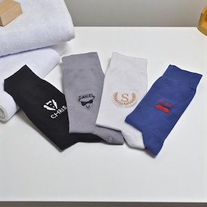 Personliga herrstrumpor med broderi – Anpassat namn, initialer eller logotyp, present till marskalken, bröllopsstrumpor