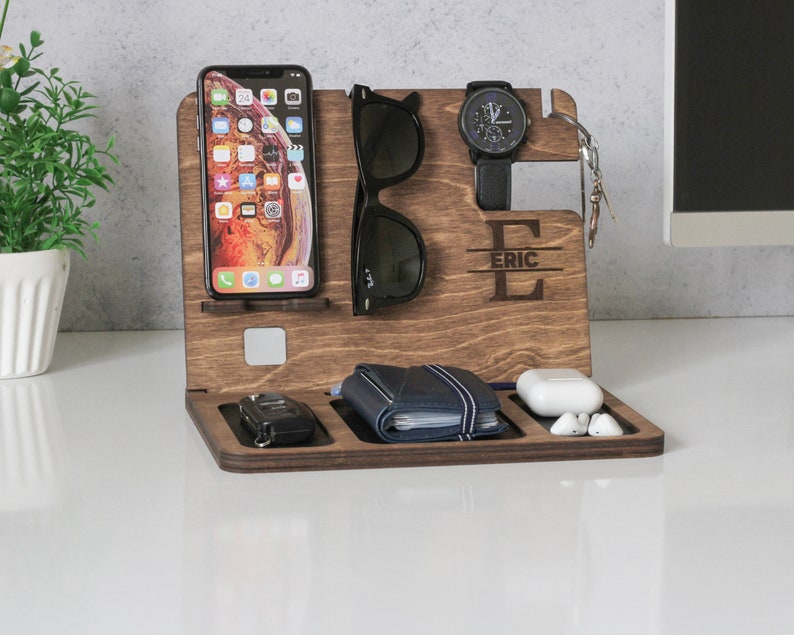 Station d'accueil personnalisée pour homme l Station d'accueil en bois l Cadeau pour homme l Plateau valet l Support iPhone personnalisé l Organisateur pour homme image 4