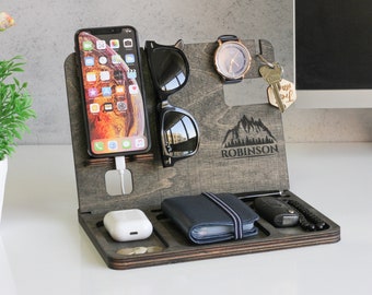May include: A wooden organizer with slots for a phone, sunglasses, watch, keys, and a wallet. The organizer has a personalized inscription that reads "ROBINSON".
