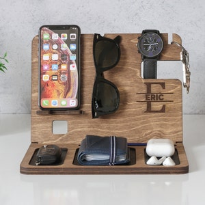 Station d'accueil personnalisée pour homme l Station d'accueil en bois l Cadeau pour homme l Plateau valet l Support iPhone personnalisé l Organisateur pour homme image 2