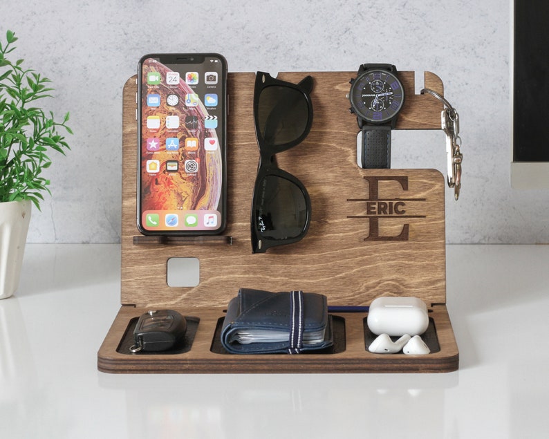 Station d'accueil personnalisée pour homme l Station d'accueil en bois l Cadeau pour homme l Plateau valet l Support iPhone personnalisé l Organisateur pour homme image 2