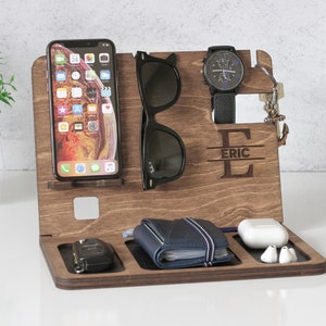 Station d'accueil personnalisée pour homme l Station d'accueil en bois l Cadeau pour homme l Plateau valet l Support iPhone personnalisé l Organisateur pour homme image 1