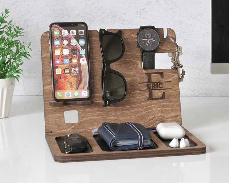 Station d'accueil personnalisée pour homme l Station d'accueil en bois l Cadeau pour homme l Plateau valet l Support iPhone personnalisé l Organisateur pour homme image 1