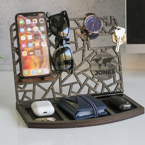 Estación de carga l Soporte personalizado l Estación de carga de madera l Regalo para abogados l Organizador para hombres l Regalo para padrinos de boda l Soporte para teléfono celular
