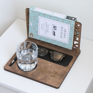 Houten boekenstandaard l Boekenhouder l Boekenlegger l Boekenorganisator l Nachtkastje l Gepersonaliseerd houtcadeau l Boeksteunen l Cadeau voor haar l Boekenliefhebber