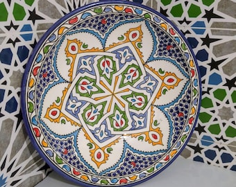 Assiette marocaine peinte à la main - Plat en céramique géométrique multicolore - Art mural artisanal ou centre de table audacieux - Fès poterie - Assiette marocaine - ScayFez