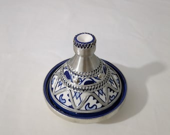 Marokkaanse keramische tajine – handgeschilderde blauw-witte keramische tajine met zilveren metalen overlay – Marokkaanse tajine – handgemaakte tajine – keramische tajine