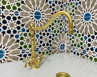 Elegant Brass Faucet–Luxurious Vintage-Style Bathroom Tap–High-Quality Brass Finish-Bathroom Faucet Single Hole-Unique Bathroom Sink Faucet