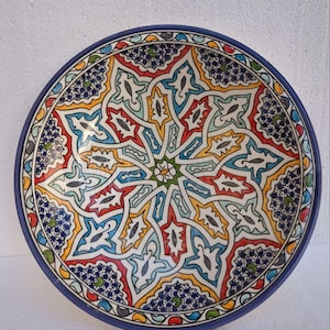 Plato de cerámica marroquí pintado a mano con diseño geométrico de estrellas de colores. Plato de cerámica perfecto para servir. Utensilios de cocina.