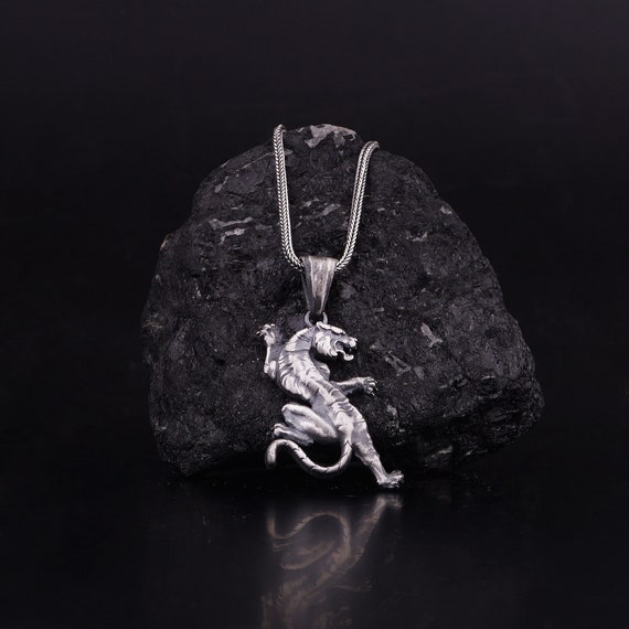 Fighting necklace shop