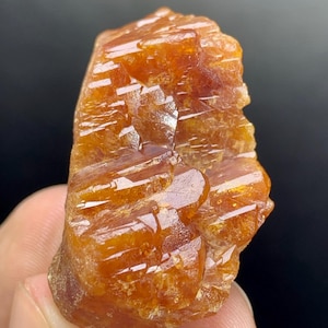 Spécimen de cristal de scheelite rouge sang à terminaison rare, 57 OGM, provenant de Skardu au Pakistan